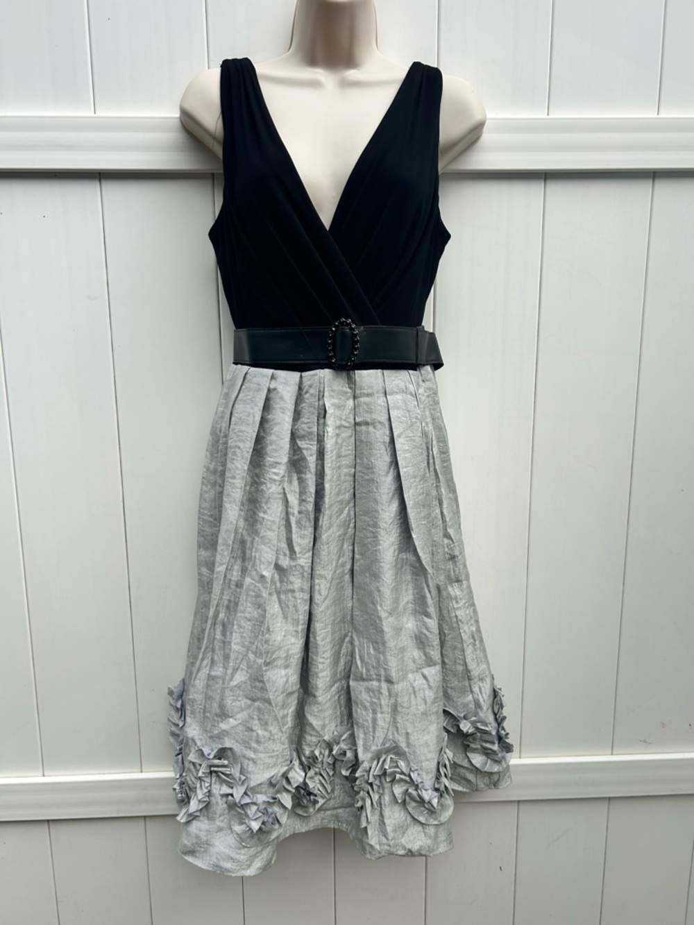 R&M Richards Sleeveless Black & Grey V‑Neck Cocktail Dress Pleated Skirt | Sz 14